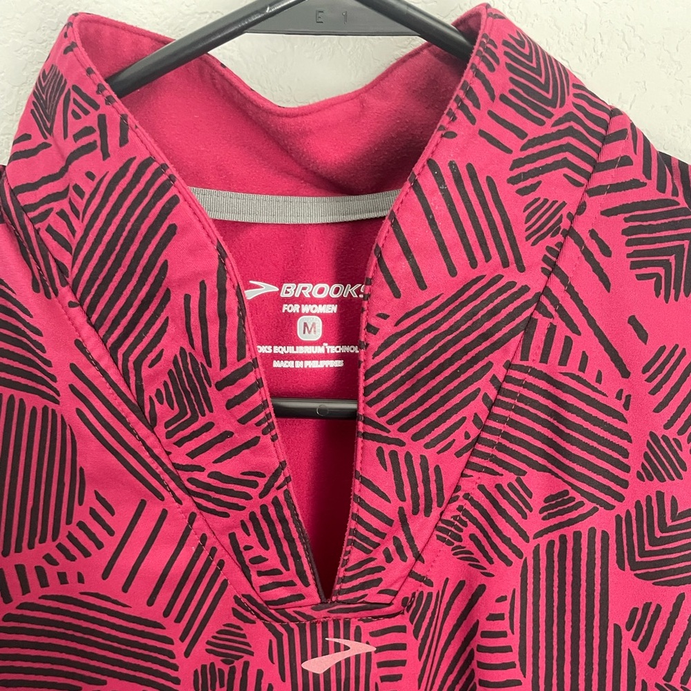 Brooks Pink Black Geometric Running Pullover Women’s M Reflective Thumbholes - Picture 3 of 8